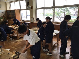 08g13