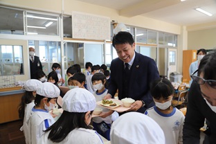 小笠東小学校ふるさと給食2