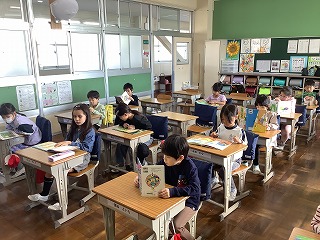 と