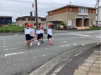 や