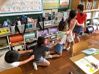 と