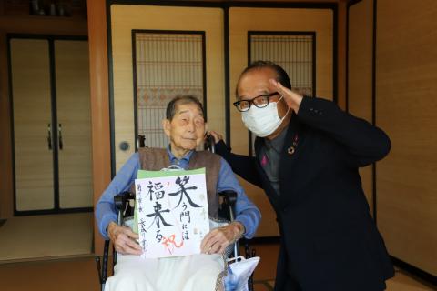 敬老会長寿表彰対象者記念品贈呈訪問小田久雄さん1