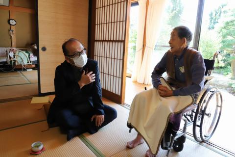 敬老会長寿表彰対象者記念品贈呈訪問小田久雄さん3