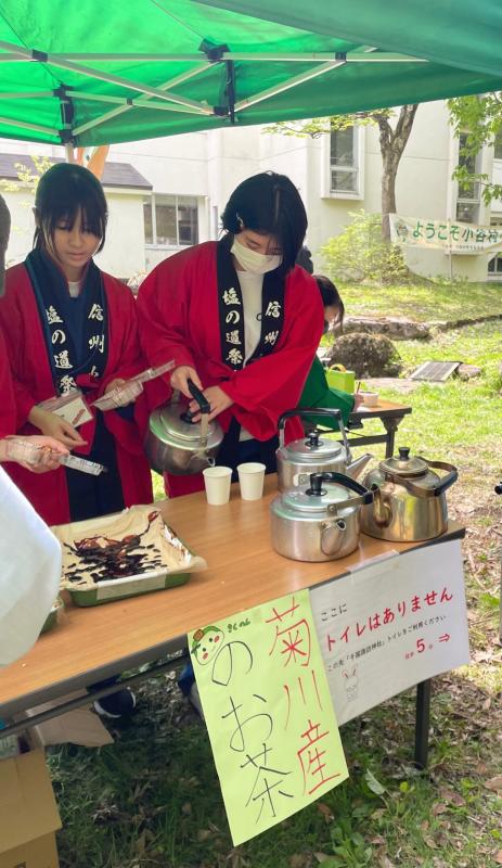 中学生呈茶