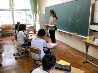 や
