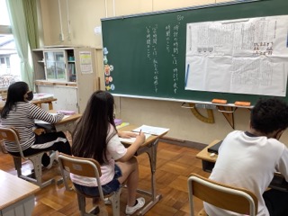 す