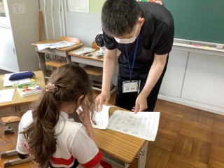と