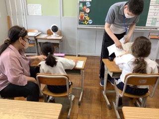す