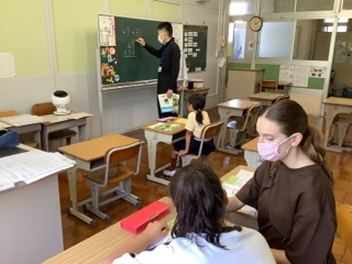 こ