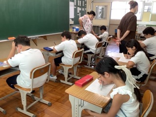 こう