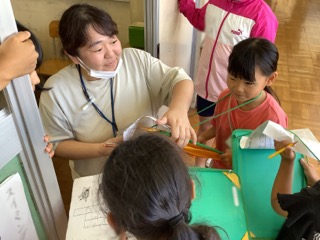 み
