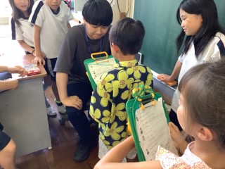 む