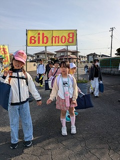 913