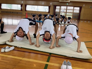 せ
