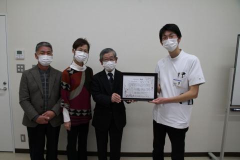 地域医療を守る会から家庭医療センターへ感謝状1