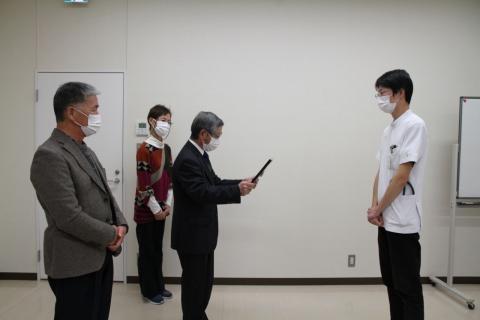 地域医療を守る会から家庭医療センターへ感謝状2