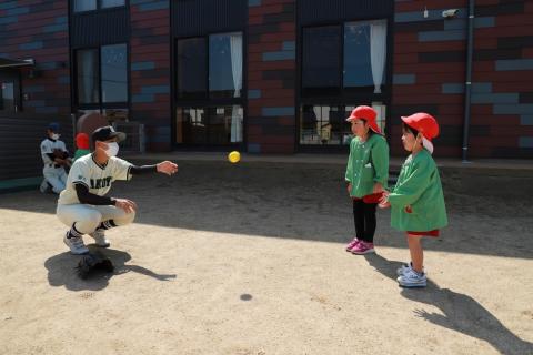 中学生が園児に野球教室1