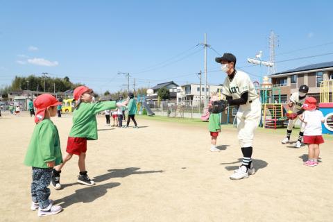 中学生が園児に野球教室2