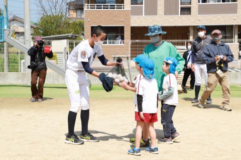 中学生が園児に野球教室6