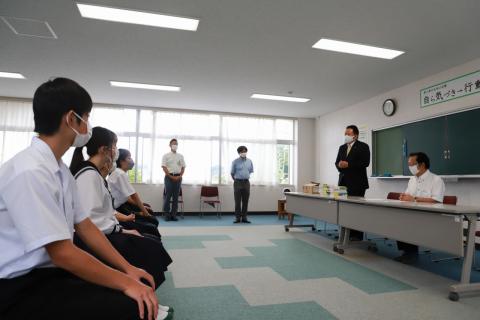 ライオンズクラブ菊東中へ図書寄贈1