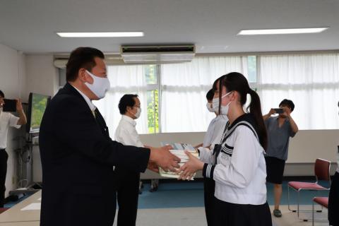 ライオンズクラブ菊東中へ図書寄贈2